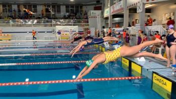 La torrejonera destaca en este campeonato de natación junior logrando cinco medallas individuales y una por equipos