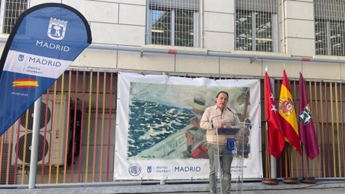 El concejal del distrito, Jaime González Taboada, ha entregado esta mañana la lona Niño pescando al Colegio Maristas Chamberí
