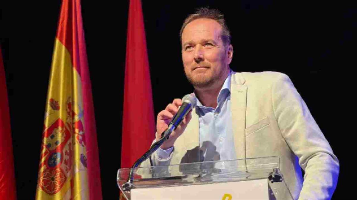 Asociaciones, profesionales, ponentes y vecinos llenan el Centro Cultural Margarita Burón para definir sus prioridades