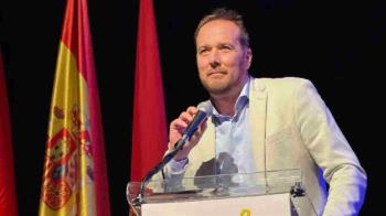 Asociaciones, profesionales, ponentes y vecinos llenan el Centro Cultural Margarita Burón para definir sus prioridades