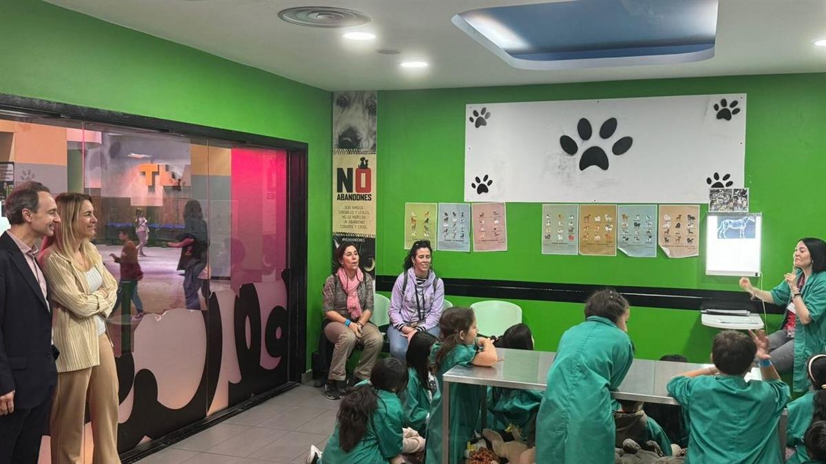 La concejala del distrito, Nadia Álvarez, ha acompañado a la docena de colegios públicos que han formado parte de esta iniciativa
