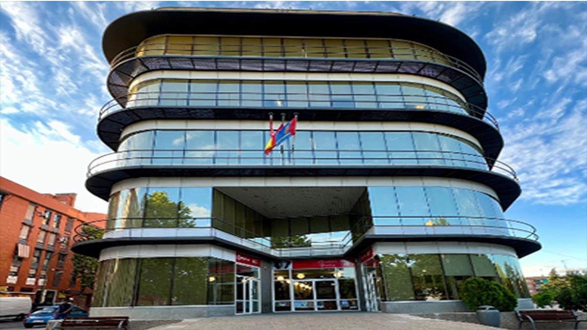 El poemario "Entre el silencio y las palabras" recoge un mundo de personajes