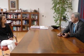 El rector explica el funcionamiento del centro de formación de médicos militares que le ha valido la distinción del Ministerio de Defensa