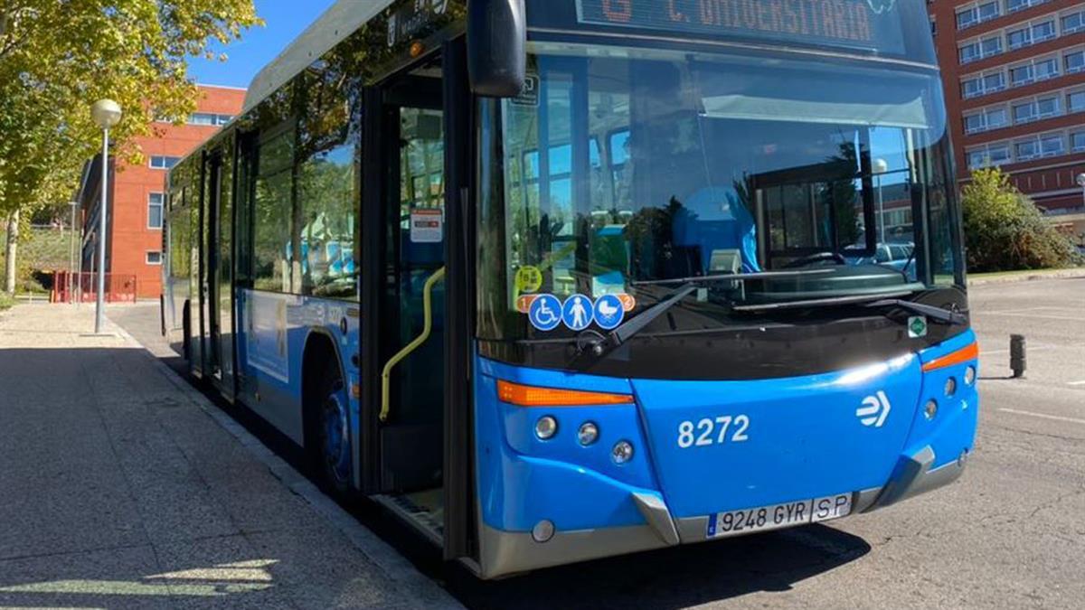Un joven de 16 años ha denunciado a un conductor de la EMT que la echó de un autobús de Madrid