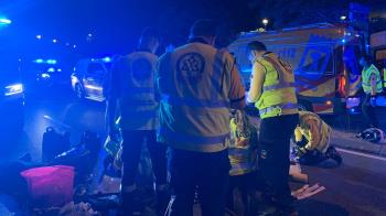 El fallecido perdió el control de su moto y salió disparado contra el vehículo de transporte