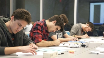Jóvenes de Alcorcón denuncian los últimos cambios en las bibliotecas municipales