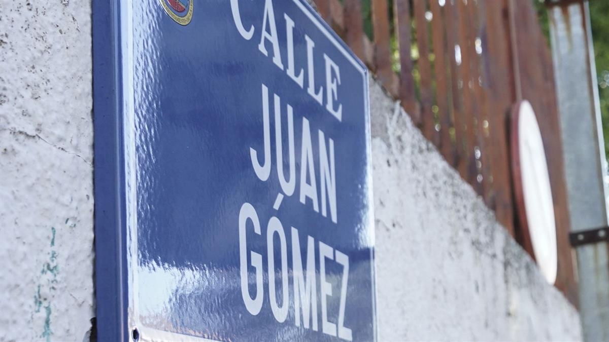 La placa recuerda al empleado municipal fallecido.