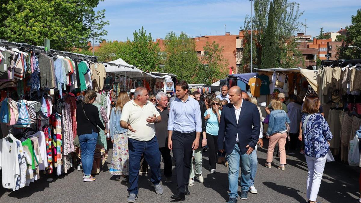 El candidato del PSOE visita junto con David R. Cabrera un mercado del municipio