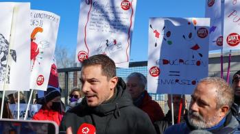 El líder socialista critica en Alcalá de Henares la gestión educativa de Ayuso