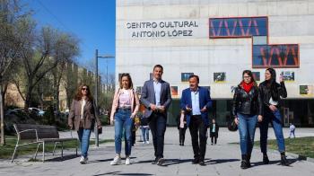 El candidato socialista Juan Lobato visitó Coslada para conocer el “jardín terapéutico” una iniciativa para personas mayores y con diversidad funcional