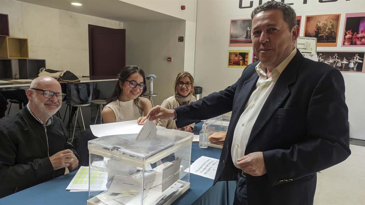 El número 1 de Vecinos por Navalcarnero ha ejercido su derecho en el Colegio Electoral situado en el Teatro Municipal