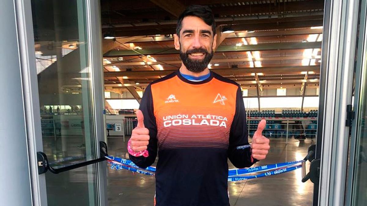 El atleta de Torrejón de Ardoz logró una marca de 4:02:01