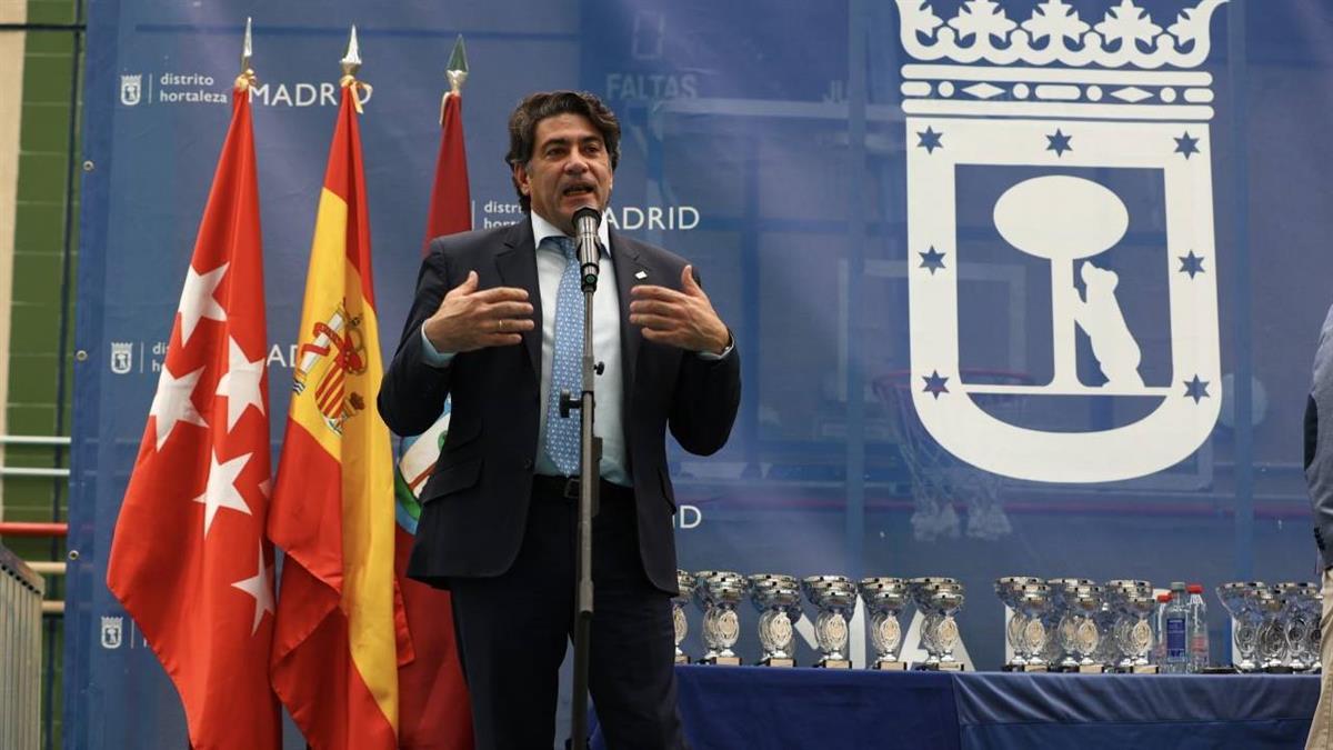El concejal del distrito, David Pérez, ha entregado hoy los trofeos a los equipos ganadores en las modalidades de baloncesto, fútbol sala, fútbol 7 y fútbol 11
