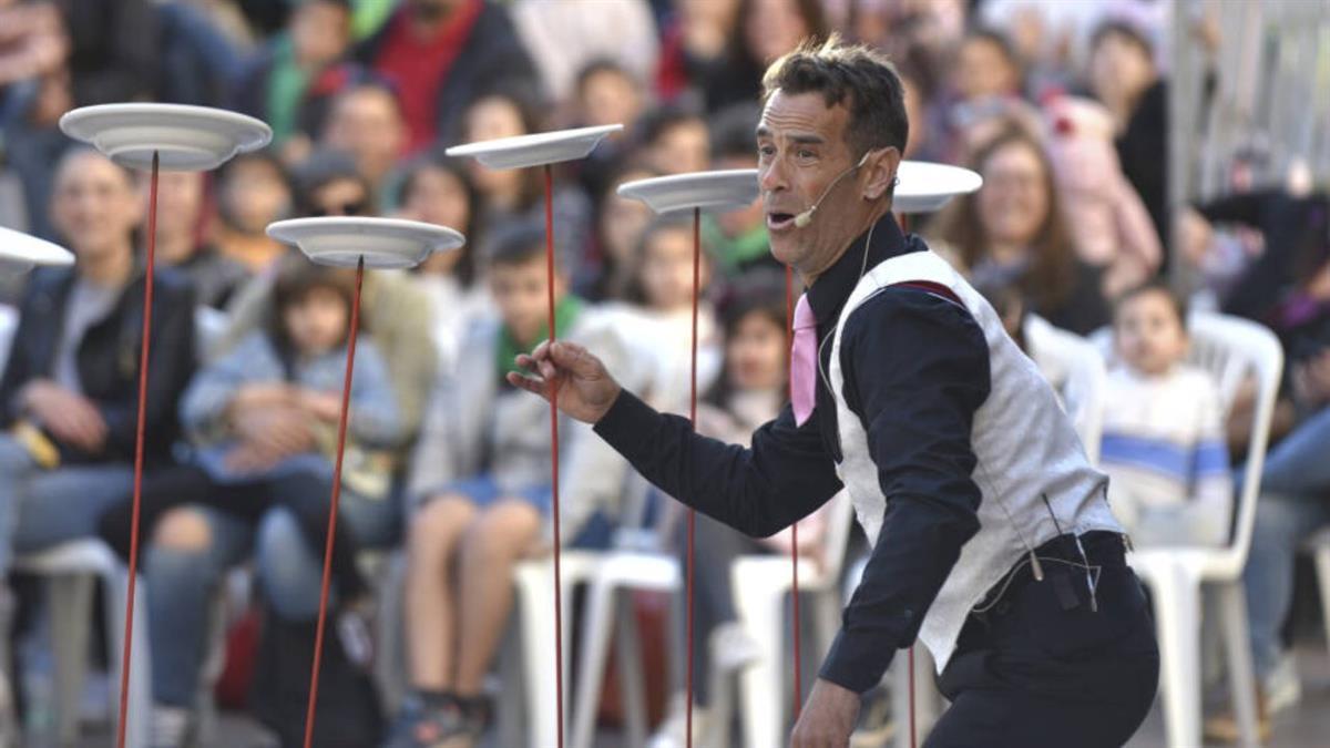 El espectáculo reúne circo, teatro cómico, improvisación e interacción con el público