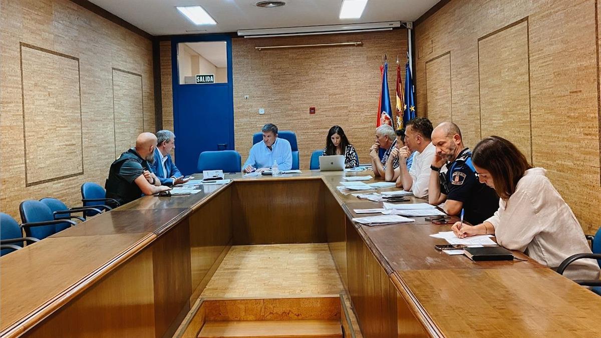 El alcalde José Antonio Sánchez presidió la reunión a la que asistió el representante de la Delegación del Gobierno