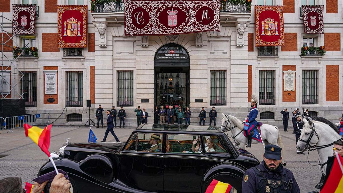 La comitiva real ha pasado ante la Casa de Correos, donde cientos de personas ondeaban banderas de España