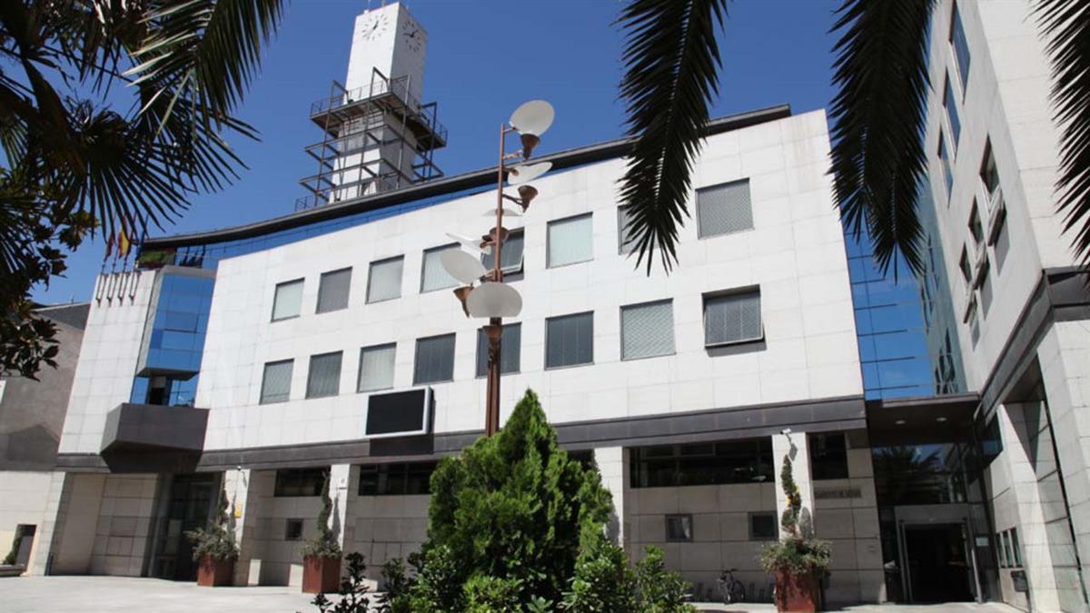 Justa Freire destaca por su larga trayectoria dedicada a la enseñanza y la innovación pedagógica y Francisco Aguado Martí es creador de la Banda de Música de Getafe, con la que ha realizado una gran labor durante 35 años
