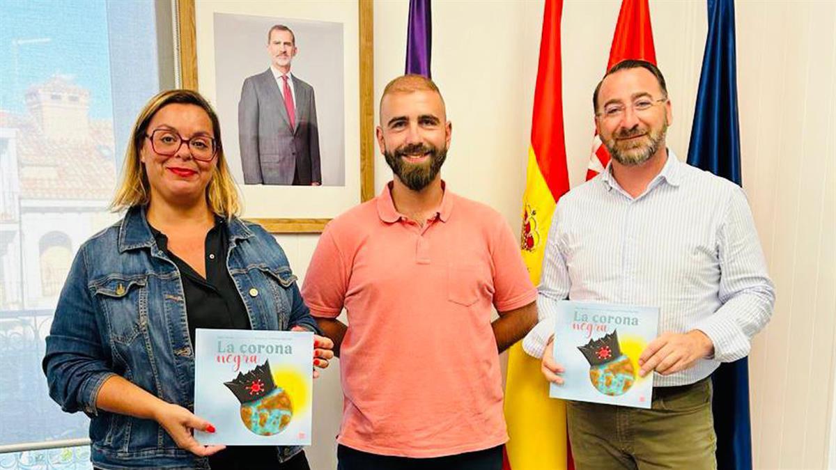 El escritor presenta a la alcaldía su última obra, “La Corona Negra”