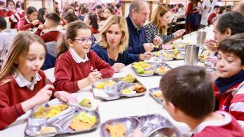 Rocío García continúa visitando los comedores escolares de Alcobendas