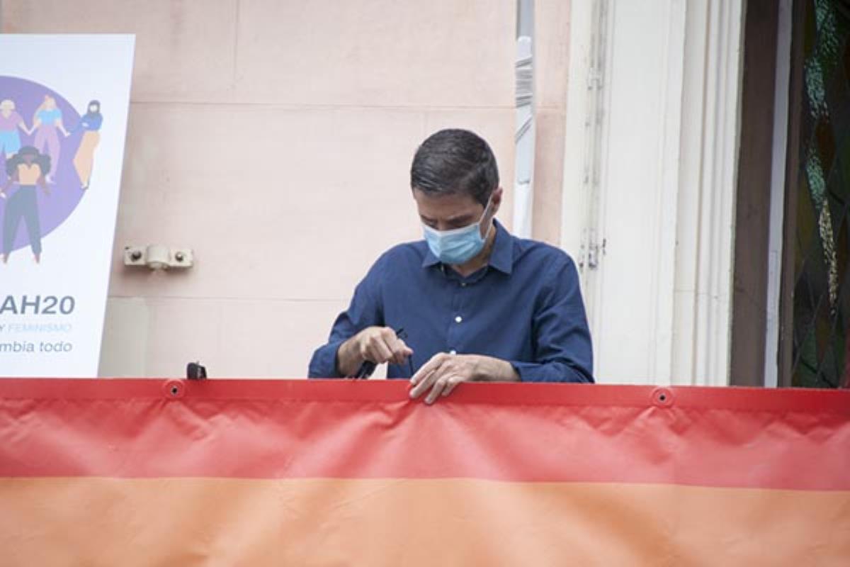 La organización de juristas pide que se obligue al Ayuntamiento a retirar la bandera arcoíris de su fachada