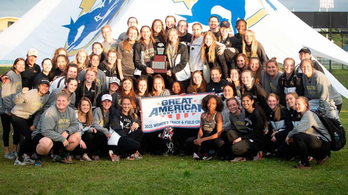 Ha sido cuarta en los 5.000 metros, siendo una de las mejores atletas de las Harding Women