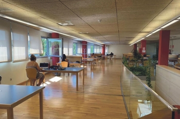 No es necesario solicitar cita previa, aunque la sala de estudio queda restringida a un aforo de 30 personas