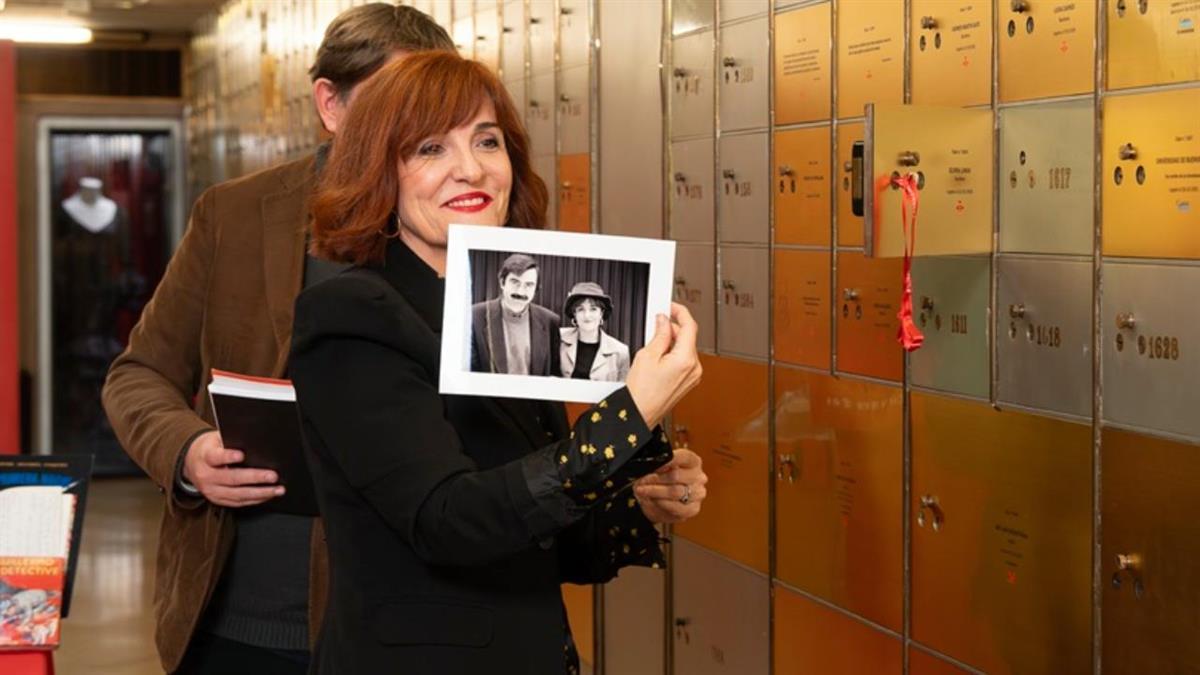 Incluye sus primeras gafas y un cuaderno con dibujos de varios artistas