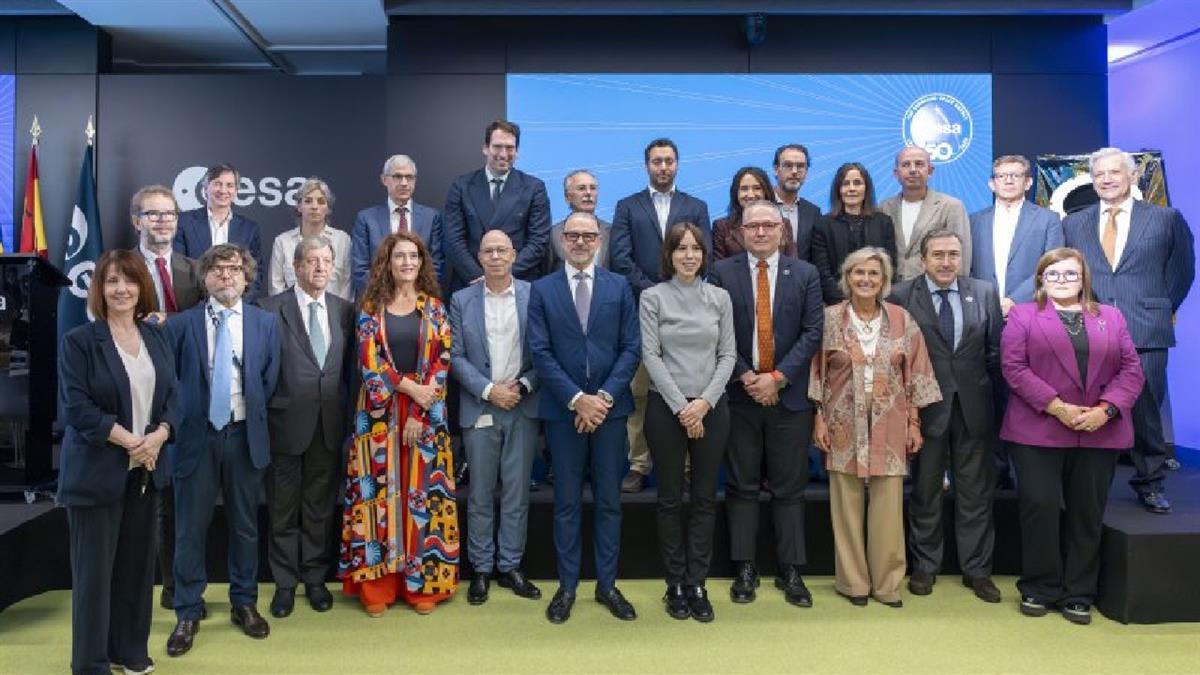 La ceremonia ha estado presidida por el director general de la ESA