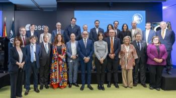 La ceremonia ha estado presidida por el director general de la ESA