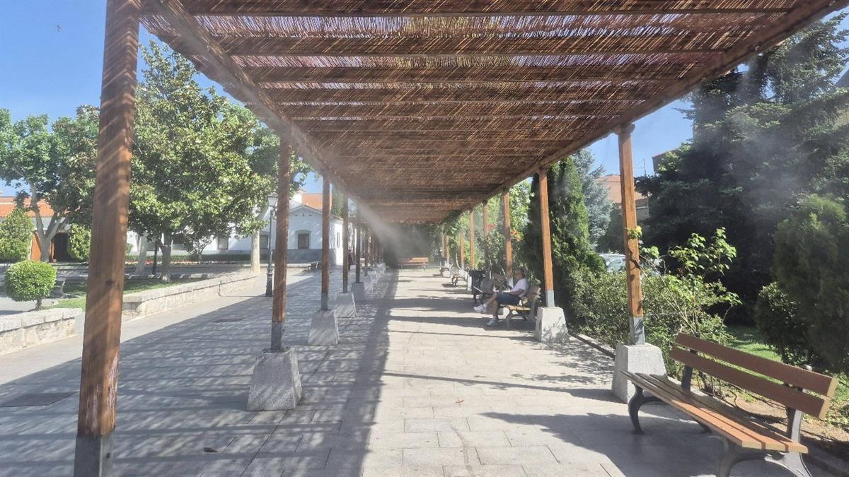 El Ayuntamiento instala un sistema de nebulización en la pérgola de la plaza de España 
