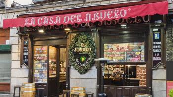 El libro recoge anécdotas, chascarrillos, hechos curiosos y personajes célebres que han pasado por este histórico restaurante