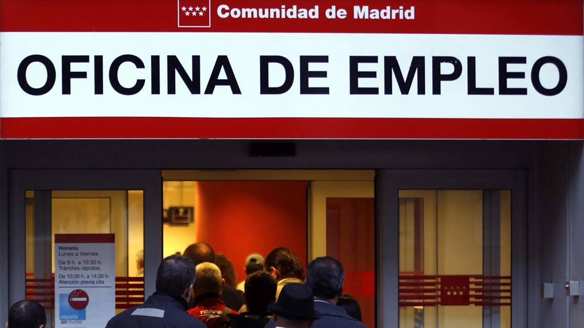 El paro disminuye un 1,6% y el empleo sube con 130.477 trabajadores 