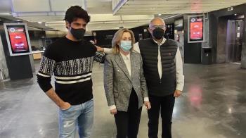 La consejera de Familia, Juventud y Política Social ha asistido al pase especial para mayores de la película 100 días con la Tata