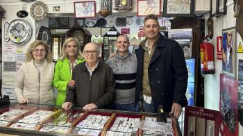 La alcaldesa visita el negocio familiar de Juan Romero