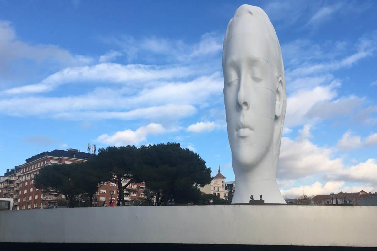 La estatua, de 12 metros de altura, llegó en diciembre de 2018