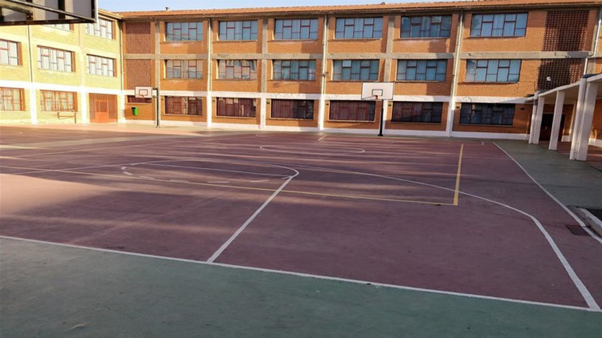 La asociación de padres y madres no está de acuerdo con la cesión total de espacios deportivos a los clubes