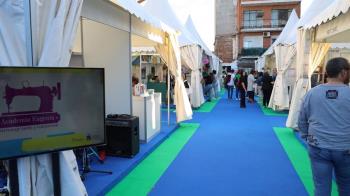 La Feria del Comercio local lleva a la plaza de España a 42 establecimientos