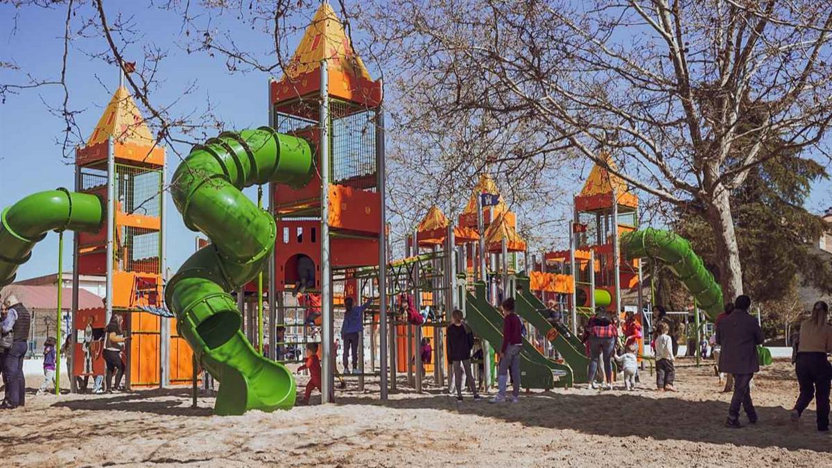 La nueva zona de juegos infantiles cuenta con 8 toboganes y 2 puentes tibetanos 
