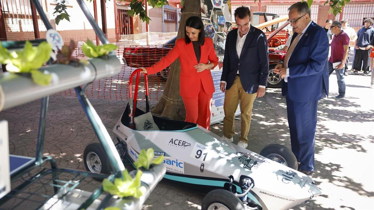 La consejera de Educación, Mercedes Zarzalejo, visita el instituto Luis Vives de Leganés y destaca el éxito de la FP dual en el acceso al empleo
