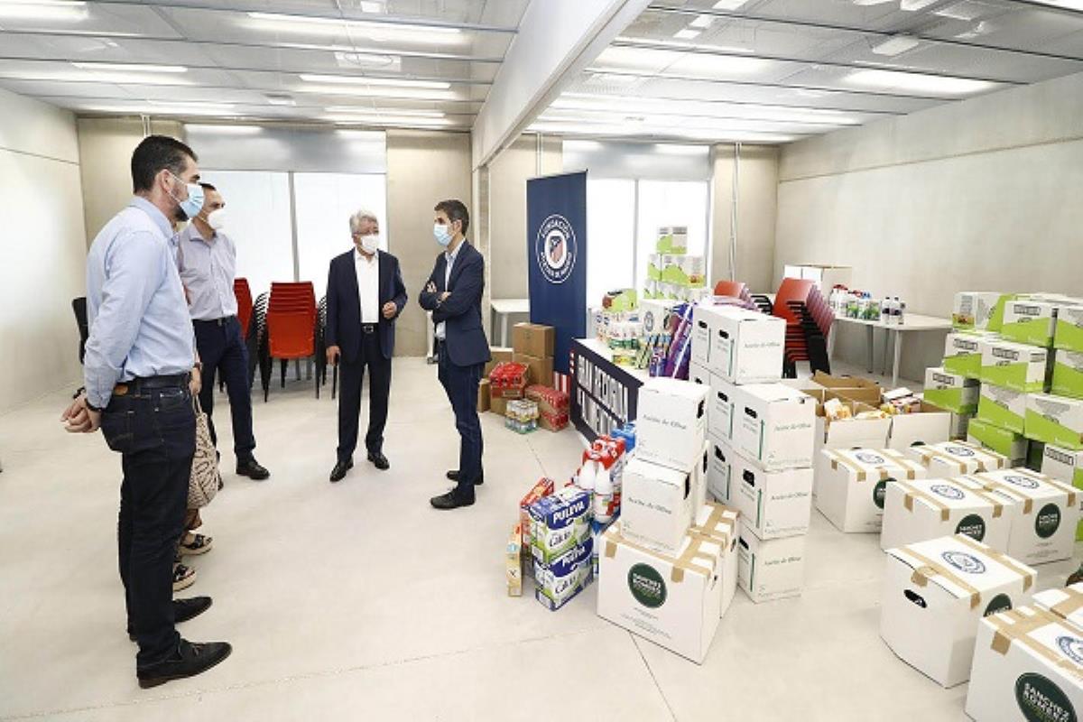 El alcalde complutense, Javier Rodríguez Palacios, junto con Alberto Blázquez y Blanca Ibarra, recibieron en las instalaciones del Wanda Alcalá los alimentos que serán entregados a entidades de la ciudad