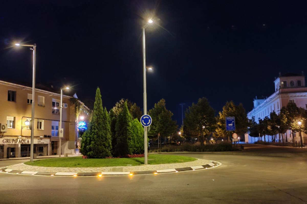 La anterior farola se ha sustituido por tres que se ubican en el interior de la glorieta