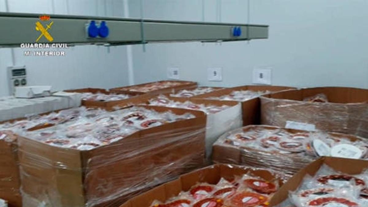 Se incautaron 5.768 envases de productos supuestamente "ibéricos" en un centro logístico de Getafe