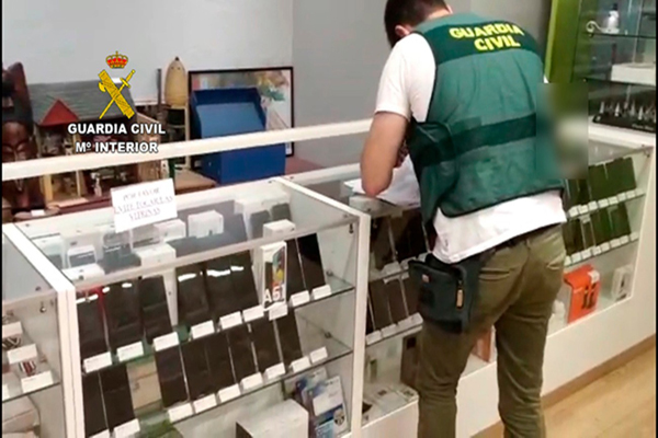 La Guardia Civil detiene a 29 personas involucradas en una estafa de ...