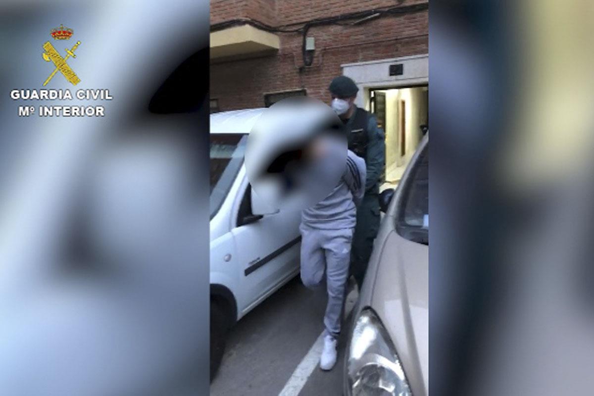 La Guardia Civil ha detenido a 4 persona por robar en 20 comercios, y a otras 6 personas por el robo en naves industriales de la zona este de Madrid