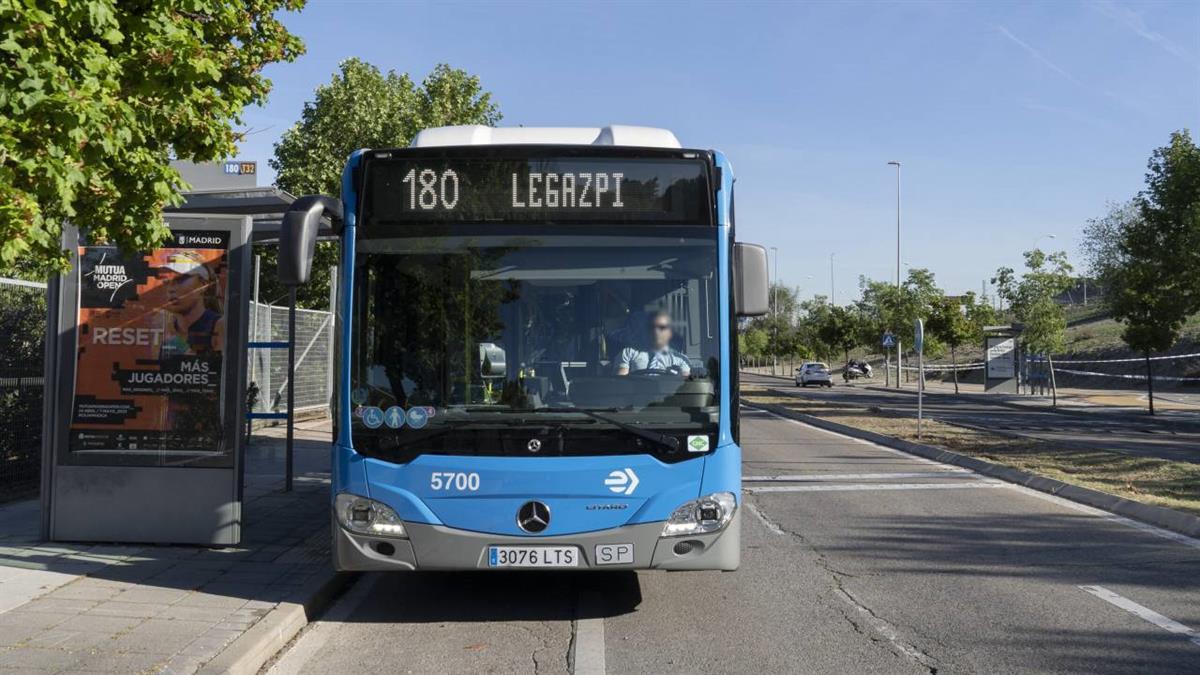 Del 21 de abril al 4 de mayo, la línea se adapta a la celebración del torneo de tenis