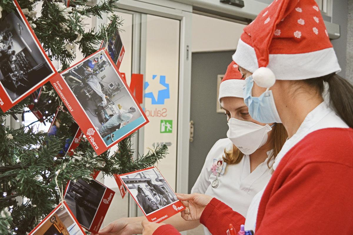 Sanitarios animan la estancia de los pacientes en Navidad