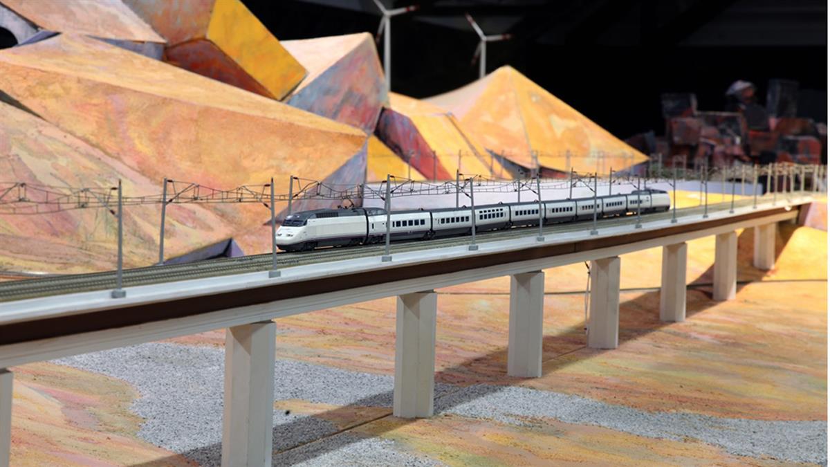 'Territorio Ferroviario’ es una maqueta a escala con una superficie de 300m2 y una red de 850 metros de vías con capacidad para 66 trenes diferentes