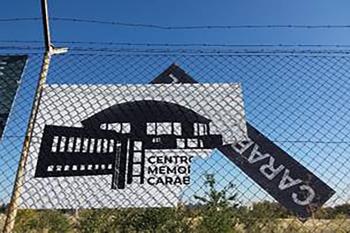 Algunos de los paneles del memorial de la cárcel de Carabanchel aparecen destrozados en el anonimato nocturno