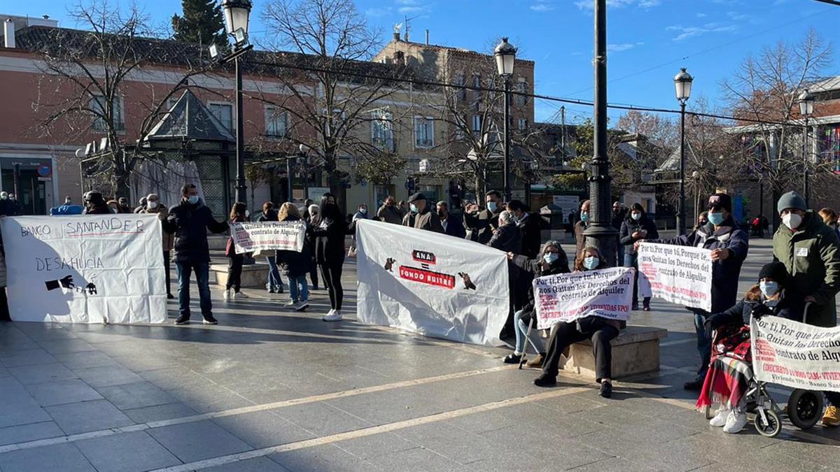 Se han concentrado para que un fondo buitre no eche a los vecinos de sus casas 