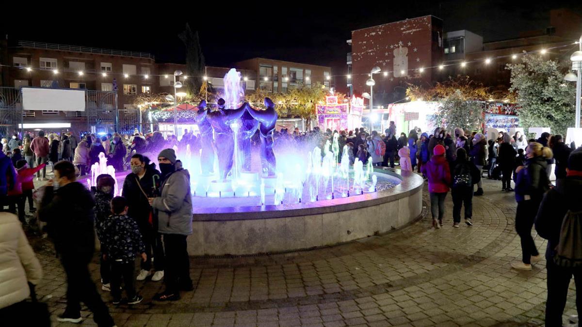 Un grupo de niños y niñas junto con el alcalde y vicealcalde apretaron el botón que encendió la ciudad 